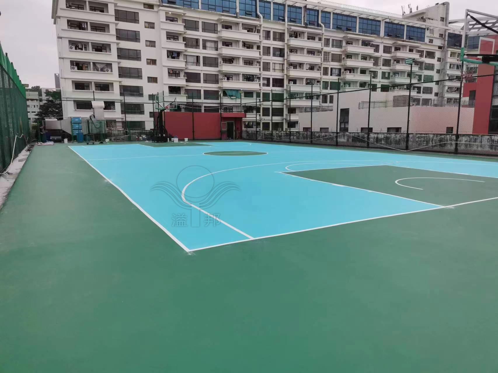 建一個(gè)籃球場(chǎng)需要多少錢(qián)？哪個(gè)籃球場(chǎng)建設(shè)廠家最劃算？